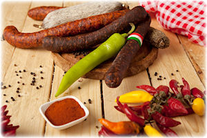Die Küche der Ungarn auf einen Blick. Ungarische Salami und weitere Speisen auf einem Tisch.