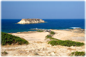 Einen Besuch bei der Kfz-Ausfuhr wert: Die Küste von Akamas Peninsula. Blick auf das Meer und eine kleine Insel in Zypern.