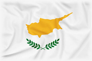 Die Flagge der Republik Zypern zeigt die Insel selbst. Die beiden Zweige stehen für die beiden Bevölkerungsgruppen. Die Flagge von Zypern.