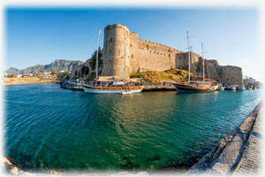 Hierbei handelt es sich um eine Burg bei Kyrenia. Ein altes Schloss bzw. eine alte Burg, an der ein historischer Hafen angrenzt.